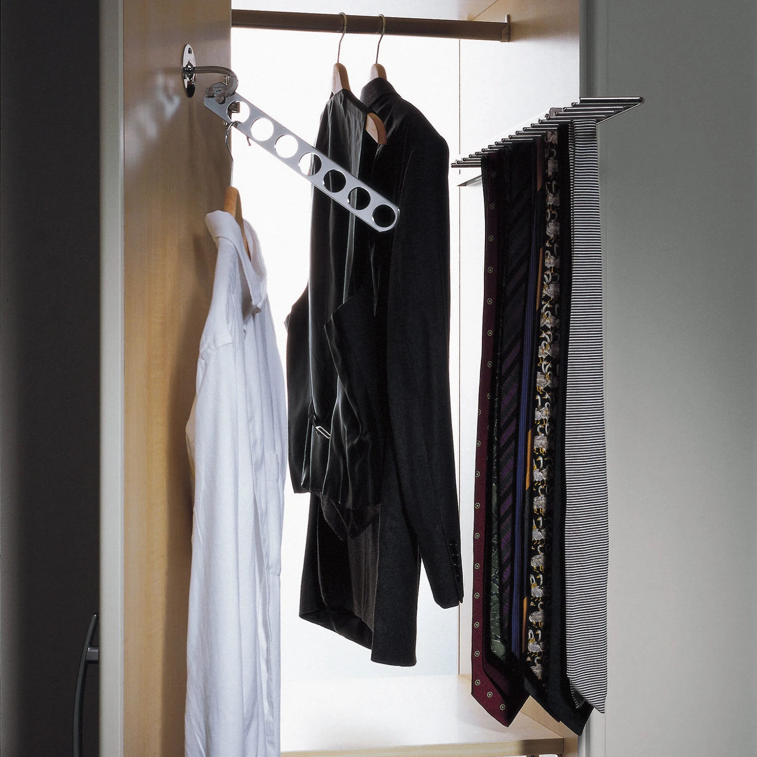 Richelieu 12" Pivoting Hanger Rack With 12 Cutouts Chrome 5 Richelieu 12" Pivoting Hanger Rack With 12 Cutouts Chrome - Image 3